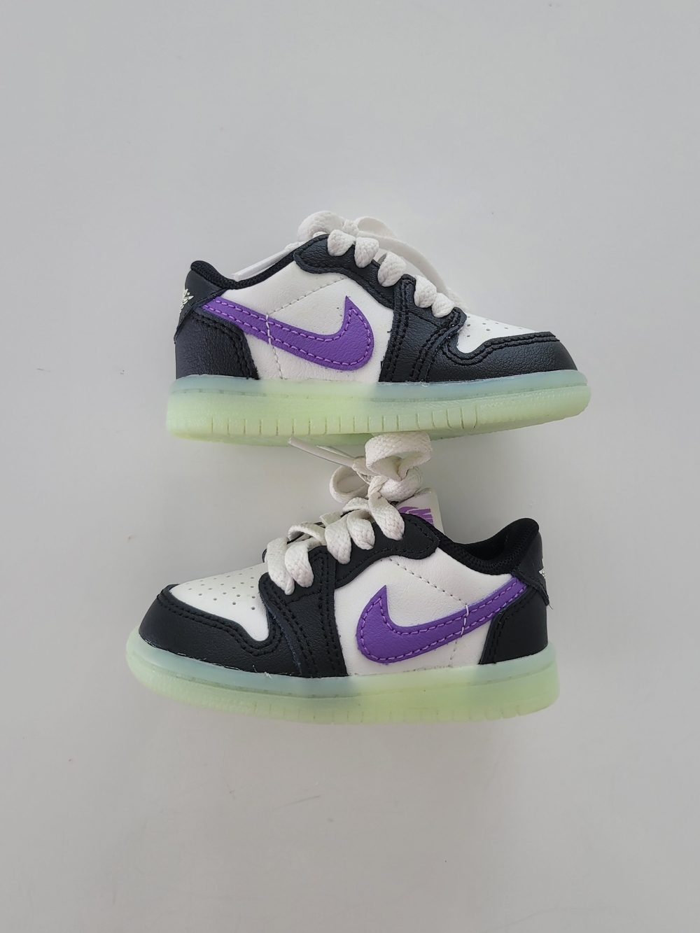 Nike Kids Low-Top Sneakers in White, Black & Purple with Glow Sole US 4C/EUR19.5